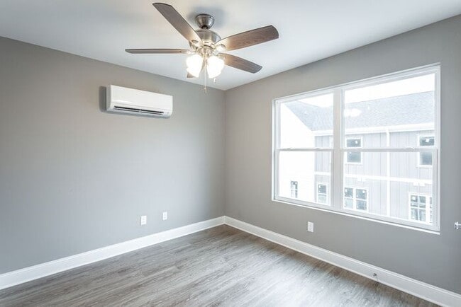 Building Photo - 2316 E 18th St Pl