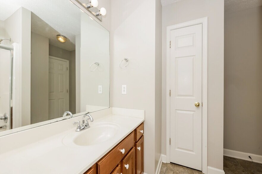 Building Photo - 537 County Farm Rd