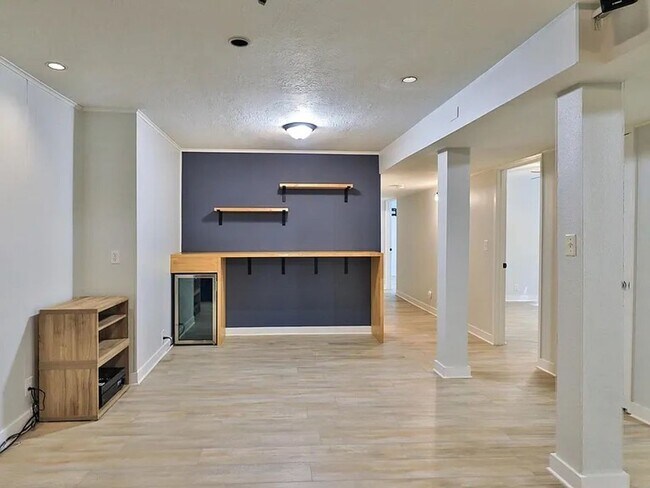 Building Photo - Remodeled Bellevue Home