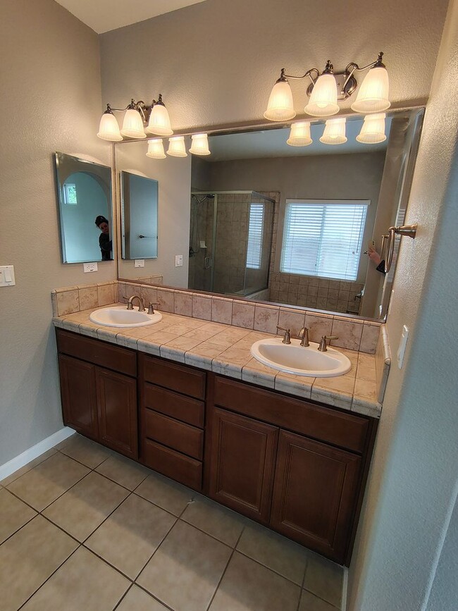 Building Photo - 880 Raccoon Valley Dr