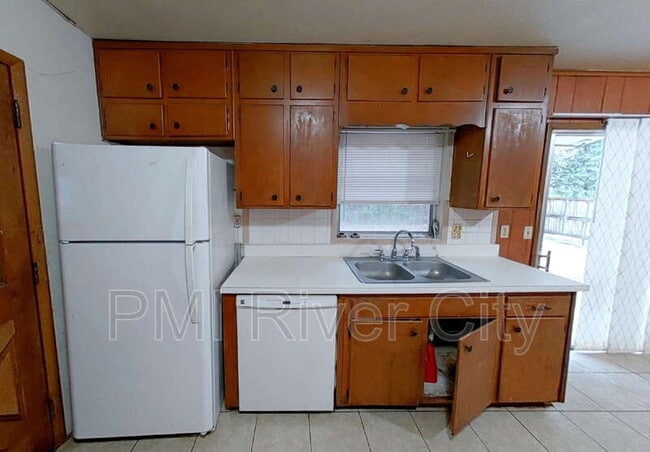 Building Photo - 7473 Greenway Dr