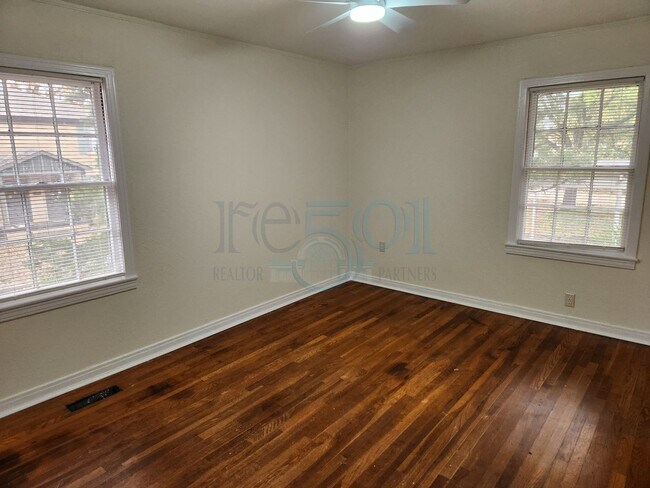 Building Photo - Elm, 200-202 N. Duplex