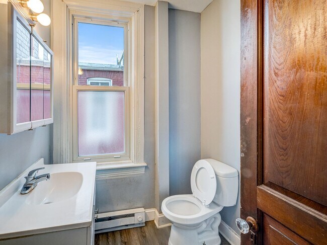 Building Photo - Large Four Bedroom In York!