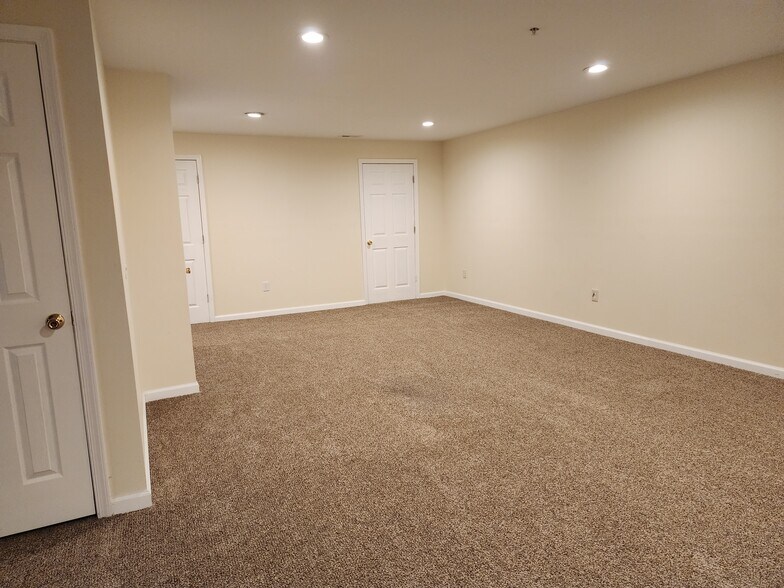 Building Photo - 9402 Trumpet Ln