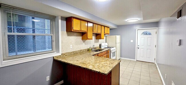 Building Photo - 2444 W Homer St