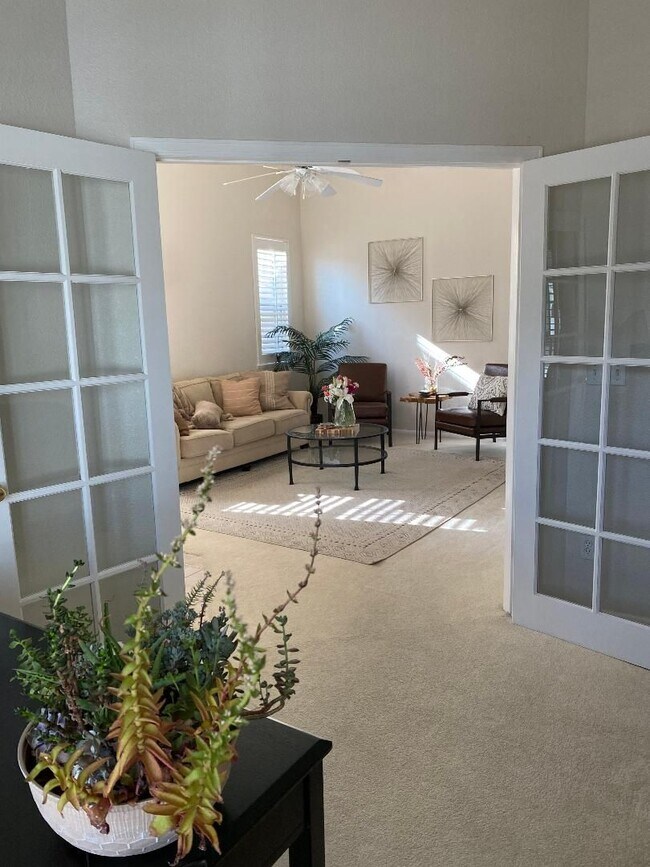 Building Photo - Lovely 2 Bed Plus Office Ranch Home on Eastside