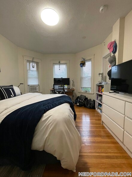 Building Photo - 354 Main St