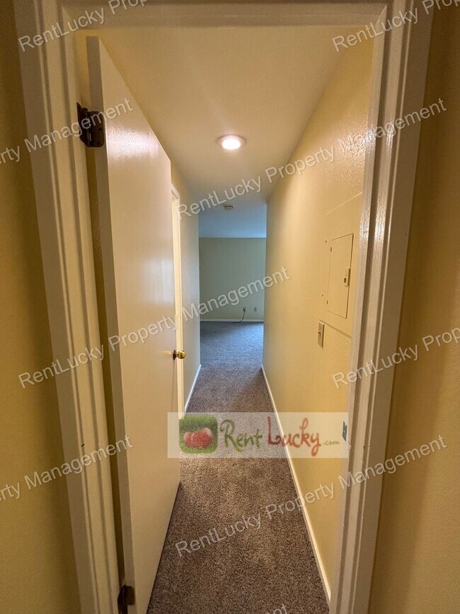 Building Photo - Gorgeous 2 Bedroom Condo with Secured Parking in Unbeatable Bellevue Location!!
