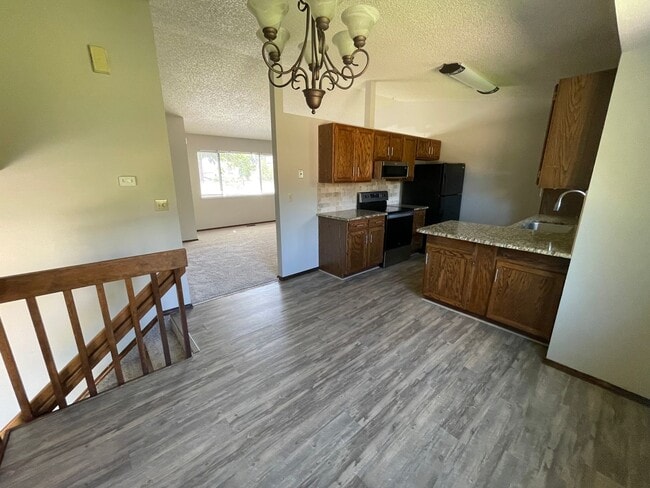 Building Photo - 5 Bedroom D20 Home with Large Backyard