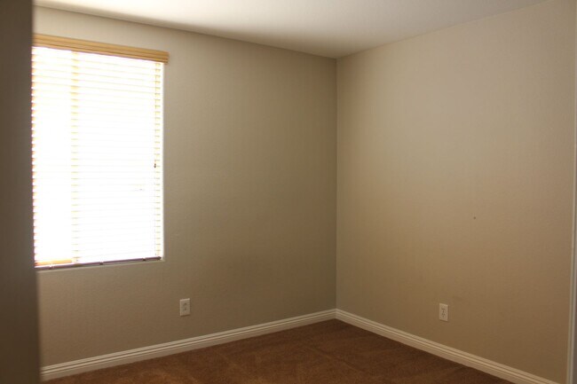 Building Photo - BEAUTIFUL 4 BEDROOM HOME WITH A POOL!