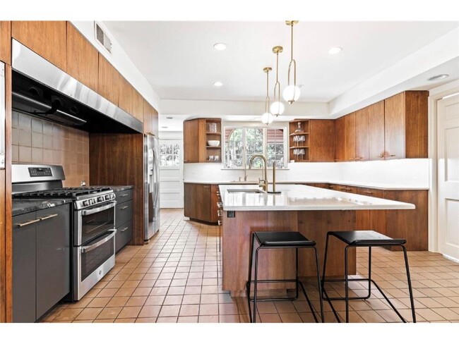 Primary Photo - 2730 Glenhurst Ave