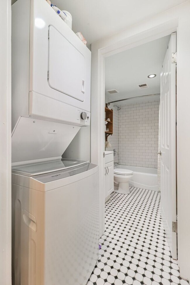 Building Photo - Amazing Adams Morgan Two-Level Condo| Parking included!