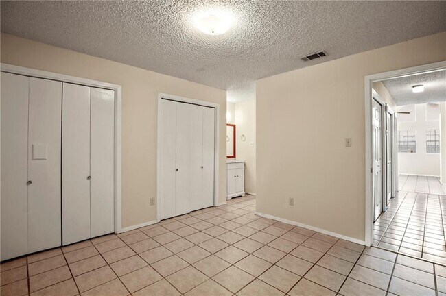 Building Photo - 8807 Pineridge Dr