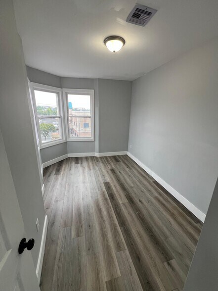 186 Hawthorne Ave 3R - 184 Hawthorne Ave