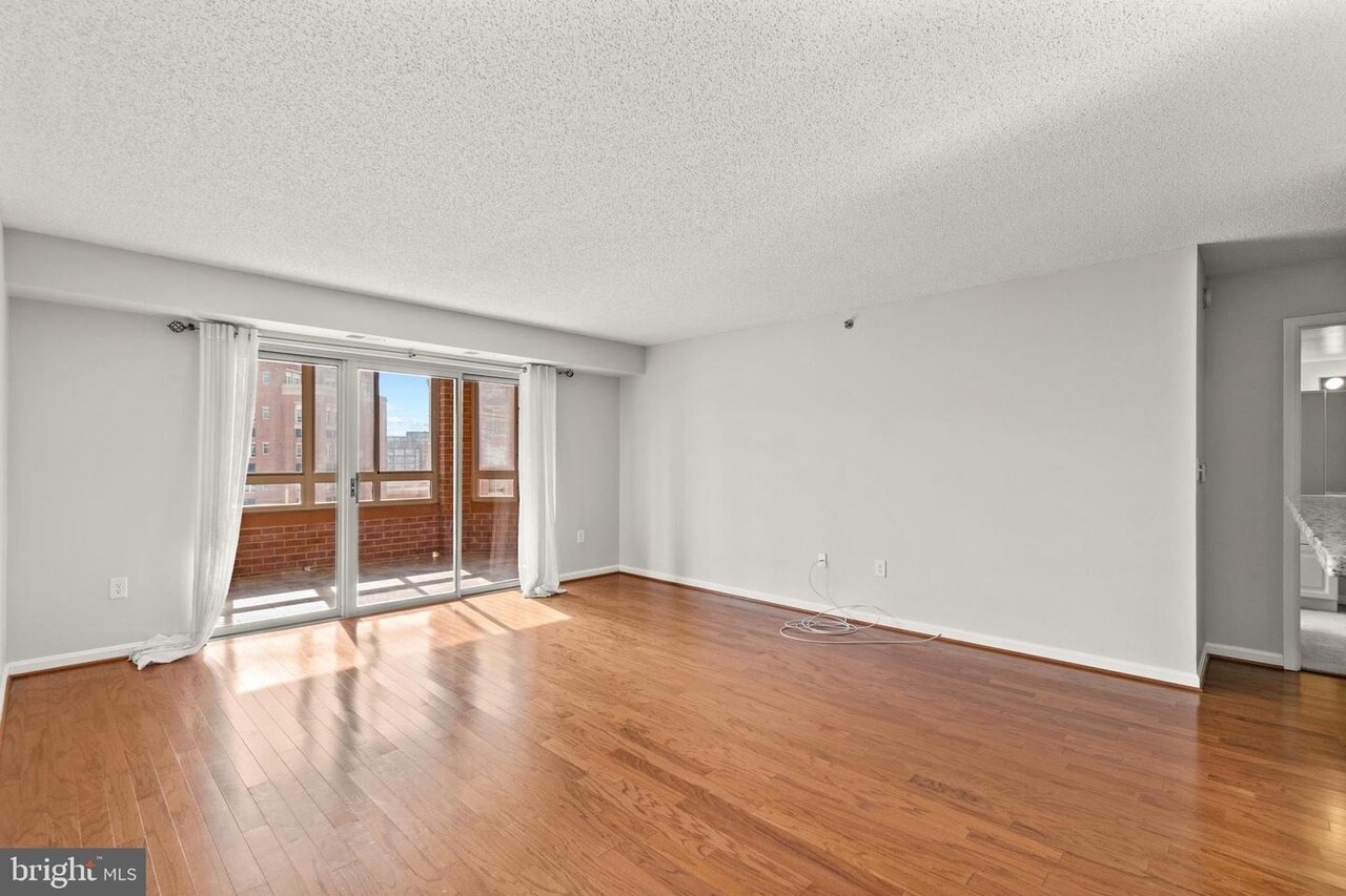 Building Photo - 2121 Jamieson Ave