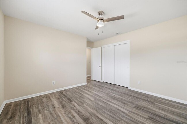 Building Photo - 2327 W Knollwood Pl