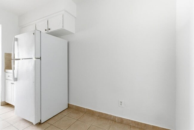 Building Photo - 616 S Irwin St