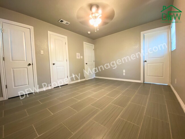 Building Photo - Charming 4 Bedroom 2 Bathroom Home on a Corner Lot in Fort Worth!