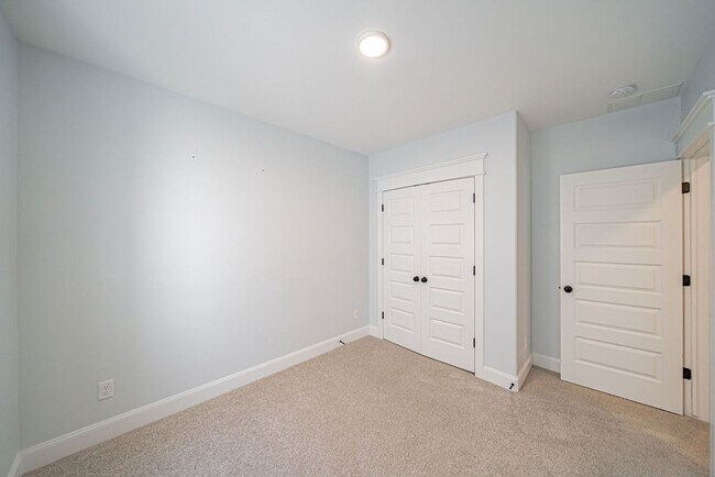Building Photo - Stunning 5-Bed, 3-Bath Home in a Desirable...