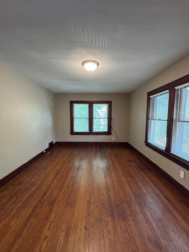 Building Photo - Timeless Charm Meets Modern Comfort – Spacious 3 Bedroom Duplex Near Downtown Omaha
