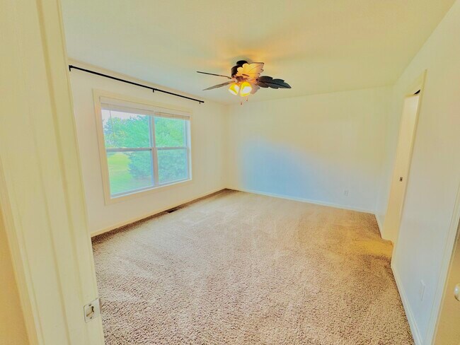 Building Photo - 2102 Oakwood Dr