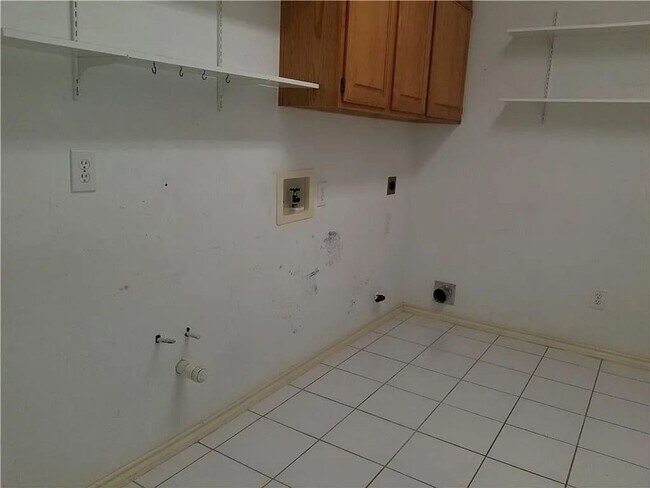Building Photo - Stunning 5-Bedroom, 3-Bath Home with Over ...