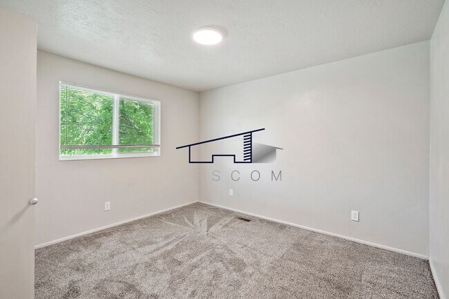 Building Photo - 221 N Pingree Ave