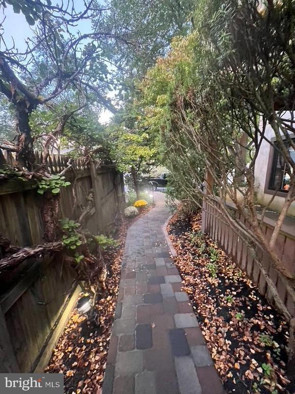 Building Photo - 102 Dudley Ave