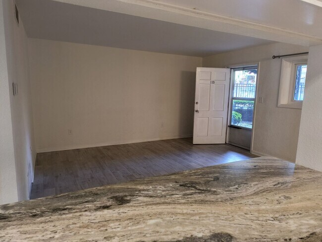 Building Photo - WONDERFUL 2 Bedroom 1.5 Bathroom condo