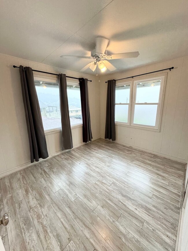 Building Photo - Move in ready 3 bedroom w/ parking near Li...