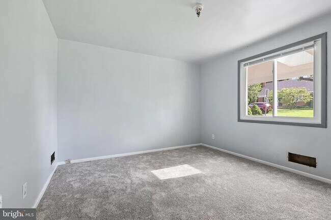 Building Photo - Picture-Perfect 2 Bedroom Home!