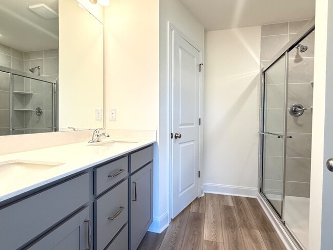 Building Photo - 3 Bedroom End unit Townhome Double Driveway - Lots of Natural Light