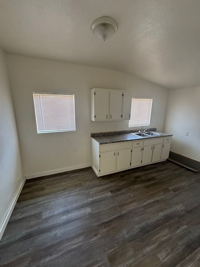 Building Photo - Cozy home in Wasco awaits your arrival! - ...