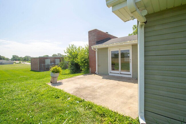 Building Photo - 1303 E Smiley Ln