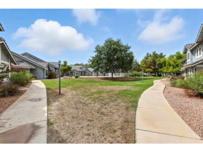 Building Photo - Chandler Townhouse with Double Ensuites