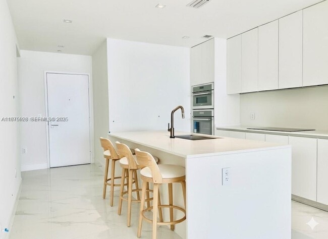 Building Photo - 700 NE 24th St