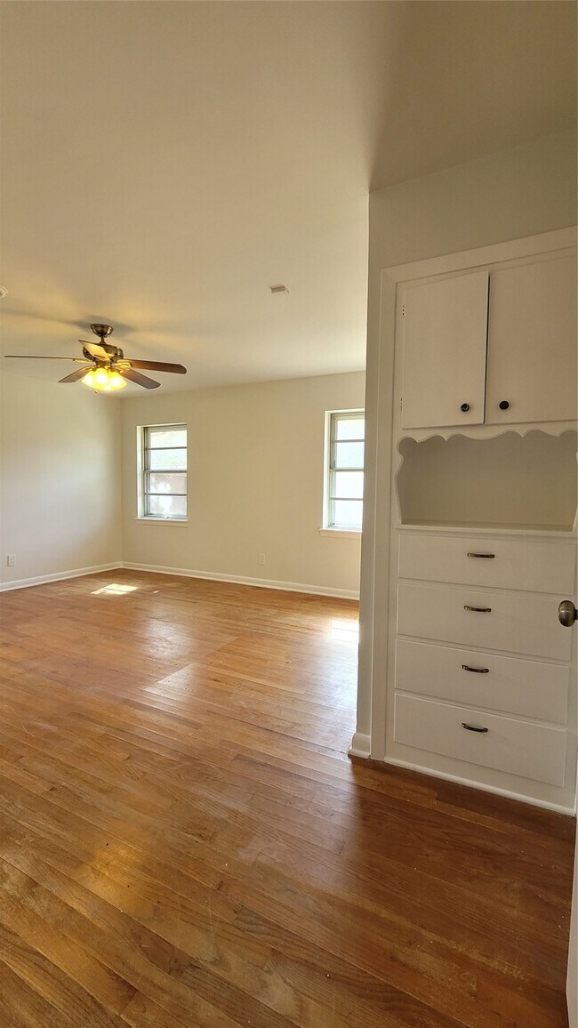 Building Photo - 801 Rosewood Dr