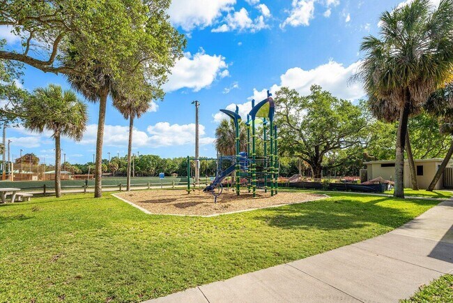 Building Photo - 2101 N Palm Cir