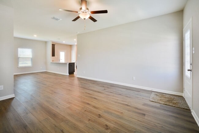 Building Photo - Move-In Ready Home with Spacious Layout and Great Location!