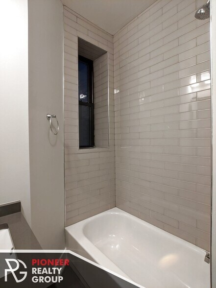 Building Photo - 635 W Oakdale Ave