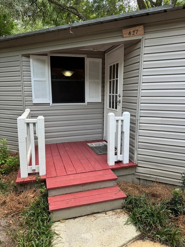 Building Photo - 827 Squirrel Rd