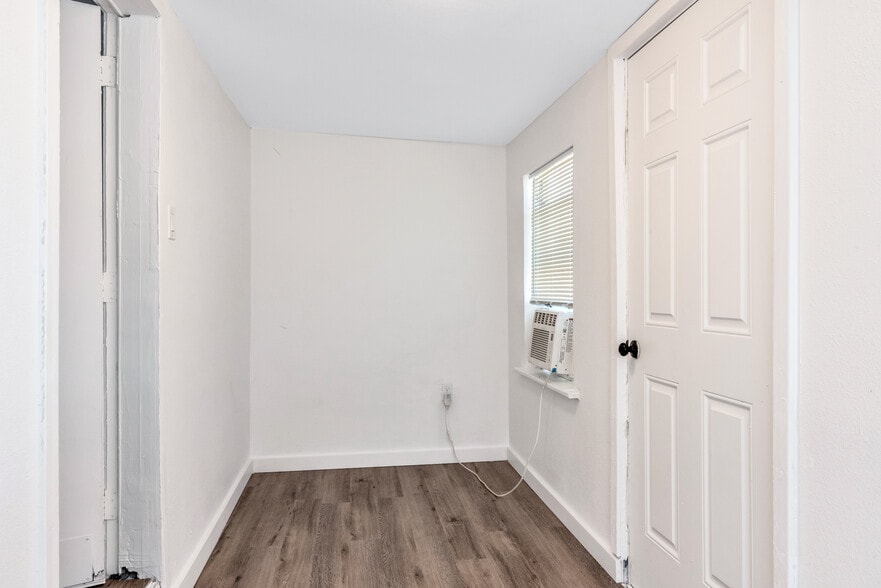 Building Photo - 206 S Elm St