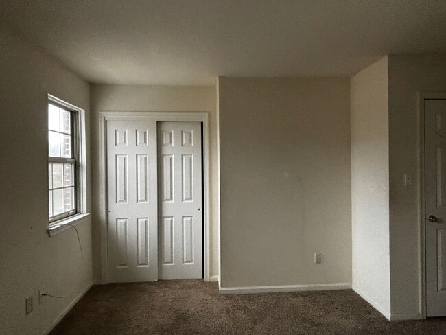 Building Photo - 3BR Townhome in Northampton School District