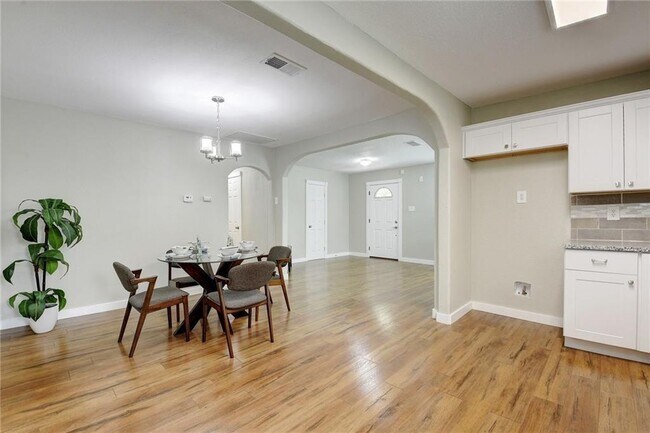 Building Photo - 503 W Grady Dr