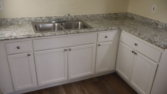 Building Photo - MOVE IN SPECIAL - Historic Charm 3 bedroom...