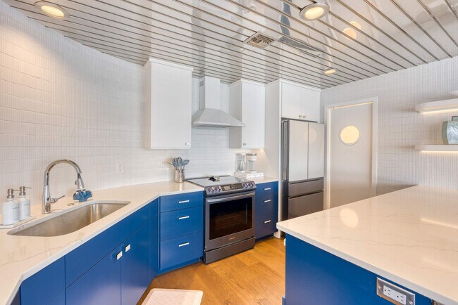 Building Photo - 3307 NE Marine Dr