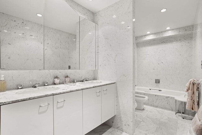 Building Photo - 415 E 54th St