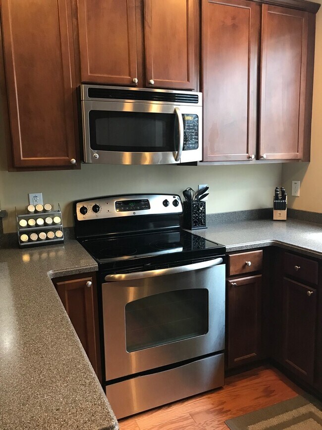 Building Photo - Townhouse with Fenced Backyard!