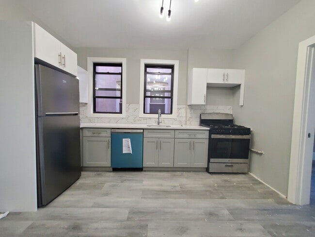 Building Photo - 133 W 54th St