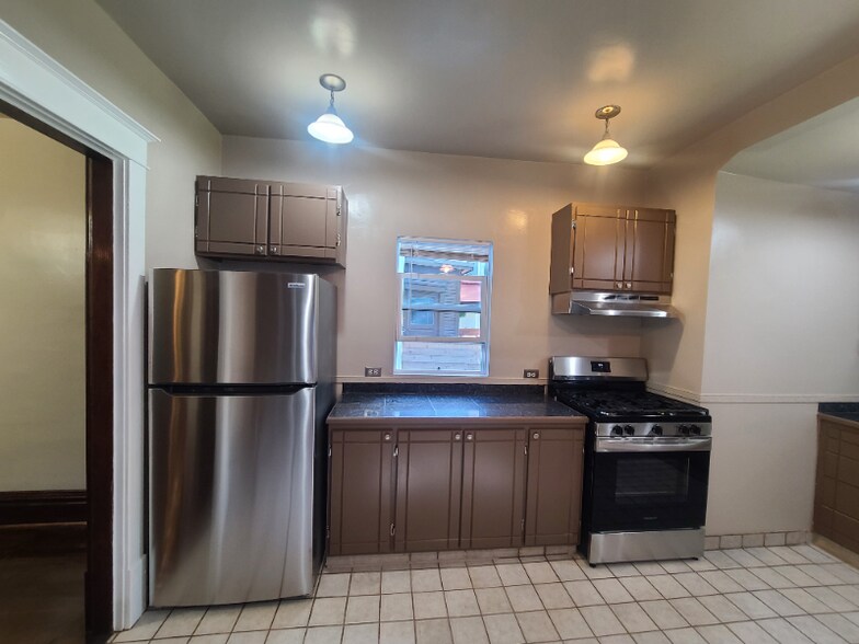 Building Photo - 35 Richards Ave NW